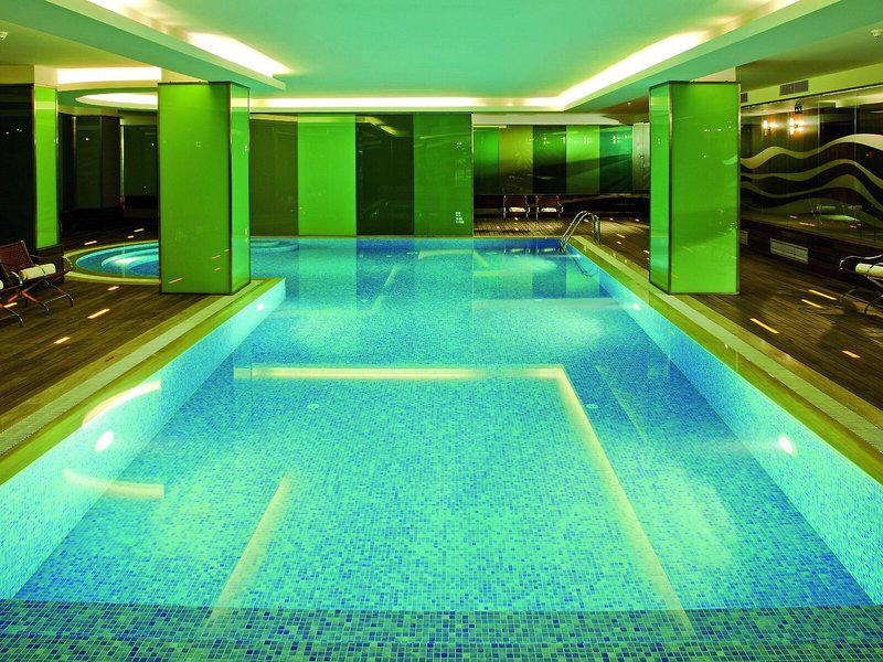 43AABCF5F70448241370BF653D2373A0