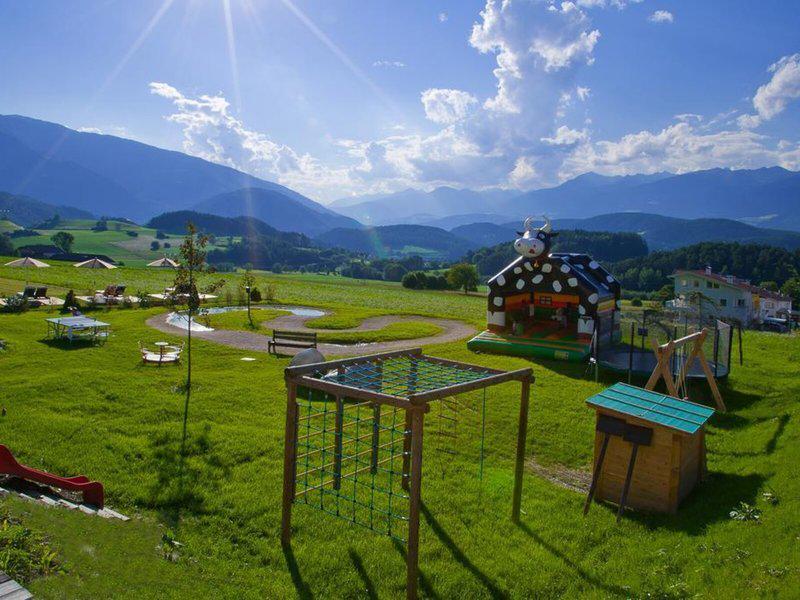 B4EC0A43F94024FC0ABA707ADF6440C4