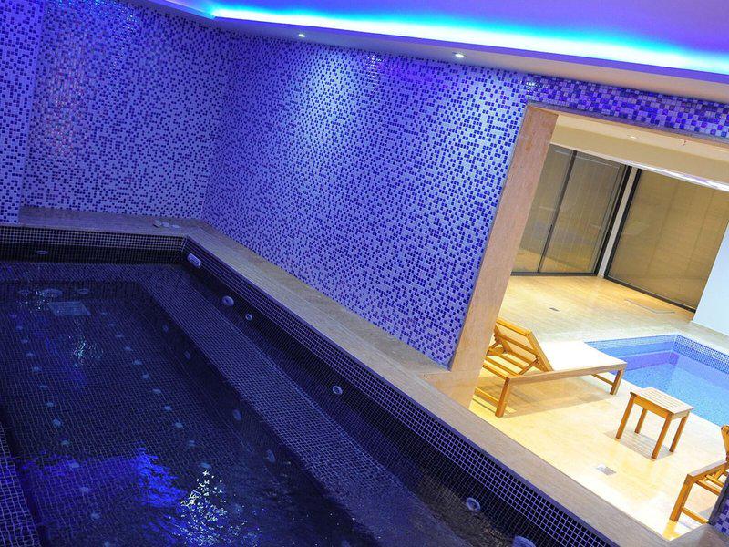 F83583B0437644A3C2148050FC0F2D3E