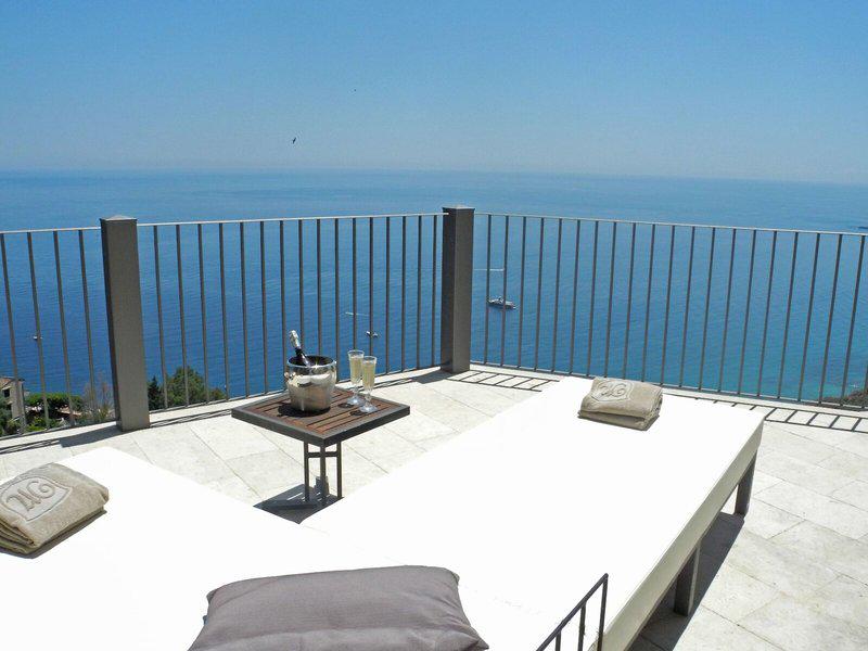 69D79ACCECC329D6E16B3FD4D9AB8176