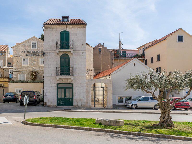 51A22192F5955846DA304C1335201CF0