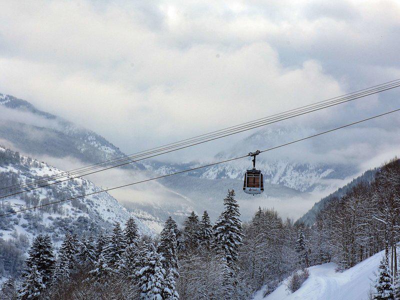 2D4A3CDD70C5F57426E987DEB7AFE33F