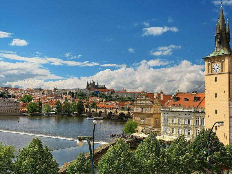 6B5542F7EC8BCD93312AAF9F06190AE8