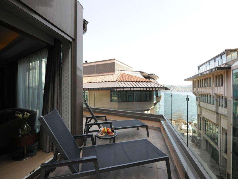 A89B2AA7C021E05FB39665C7B7F30AD9