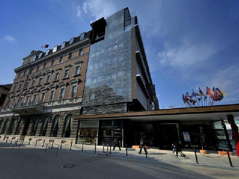 B24A54681DF94A53C9E09C70F38A7C26