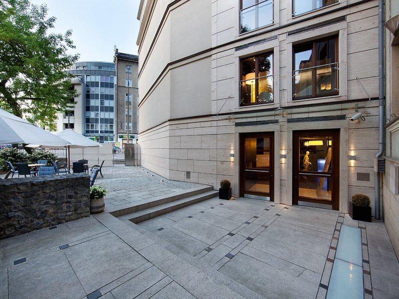 36F60F79A642CE670258203937B01242