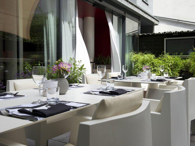 09294B14DEEF9BBA28A880EDBBBFF242