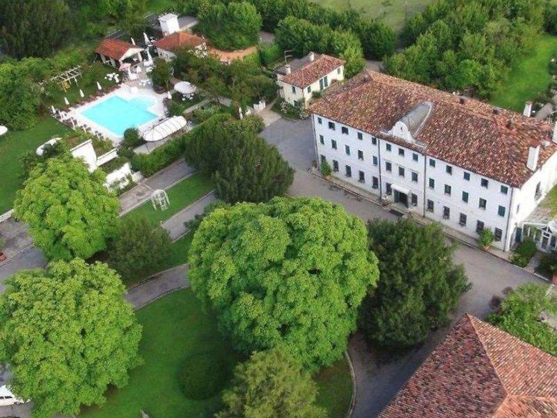 1A0EB3AC2A408881F0C7B0196CF27CE2