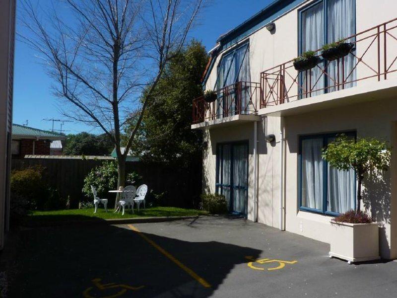 6369A137EDFFAB68C1985F7E5F3C5E32