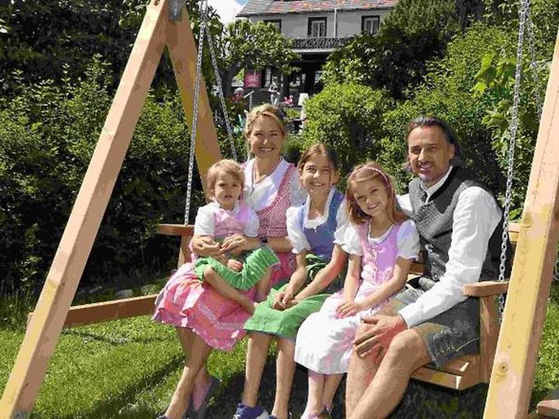 5E3155B147648359E5652983424DC071