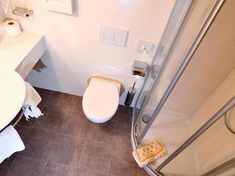 39E27CA68B3DCAD83D3388BC3BE08F16