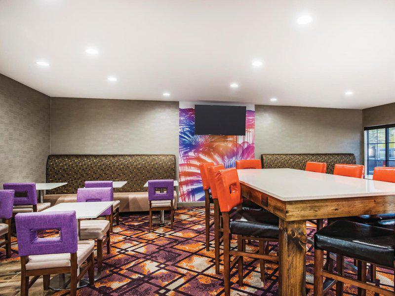 2142DD4EF7D07AECE0F3A0C255979821