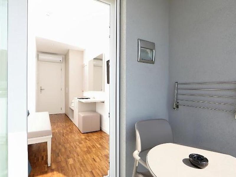 11DE3FAB0C038599DE436B50CCE84BD8