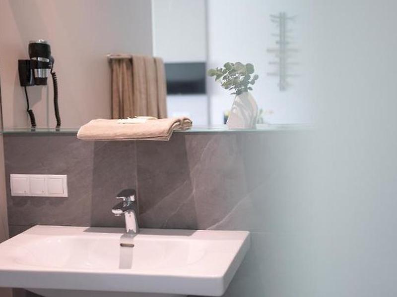 5E825BA831F5165F2C68644819373F72