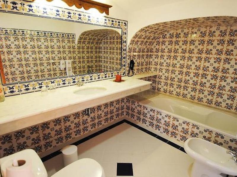 8FC9B9F9A704ED53361818D6C2CEA221