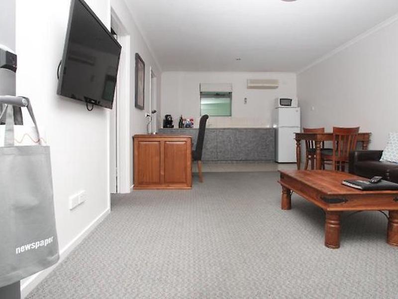 84CDEAEBCAB06FFDA68DBBDB86B276B4