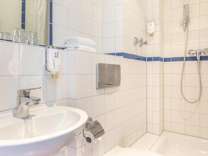 0EDDE70A646B43018525ABB27703A83C