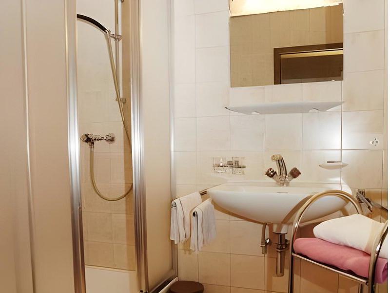 3F0595B87F6A477D7F9C52BC7287FD35