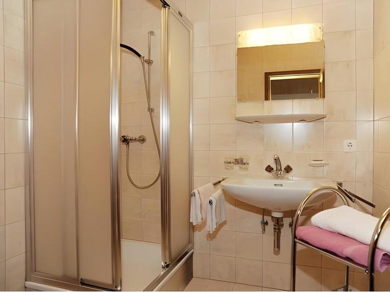 28F8215EAE641DD32B6D204404802A92