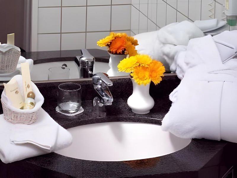 5AFD734837A274A74A45B5ED8AE4109F