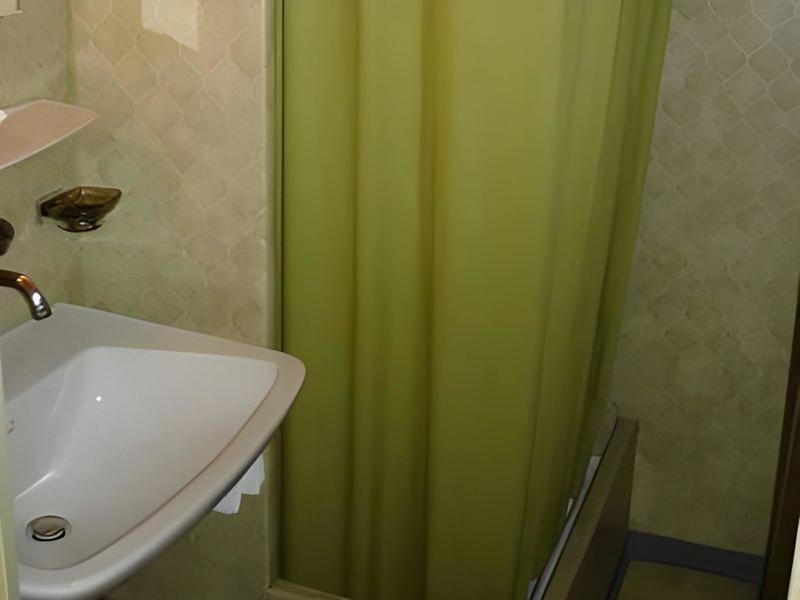 2B7B2B74DD69FA97654E3490084E1053