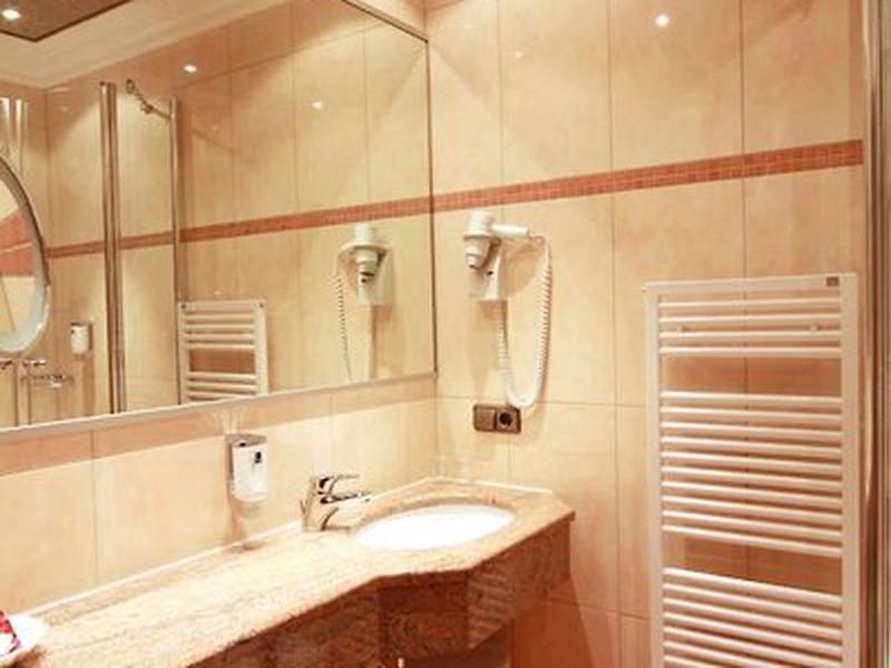 F4C2EB67474AA500CB136C950AF7EB5D