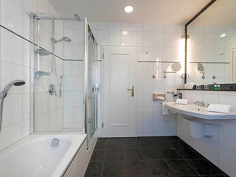 AAE328566880C4C3C3D2EA17D50FFA1C