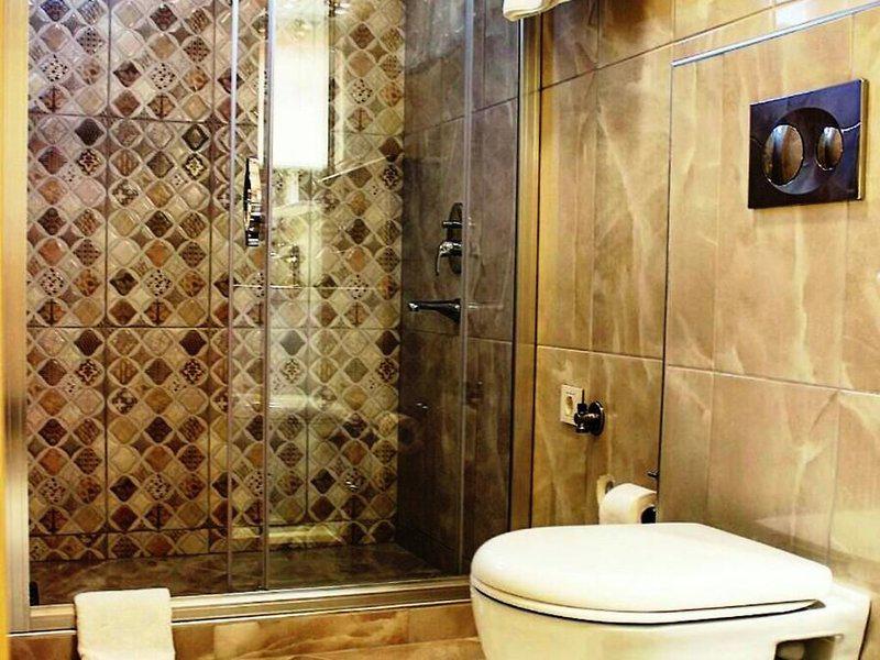 76242D32BA8EC0E56F78ED09B5E6B8E9