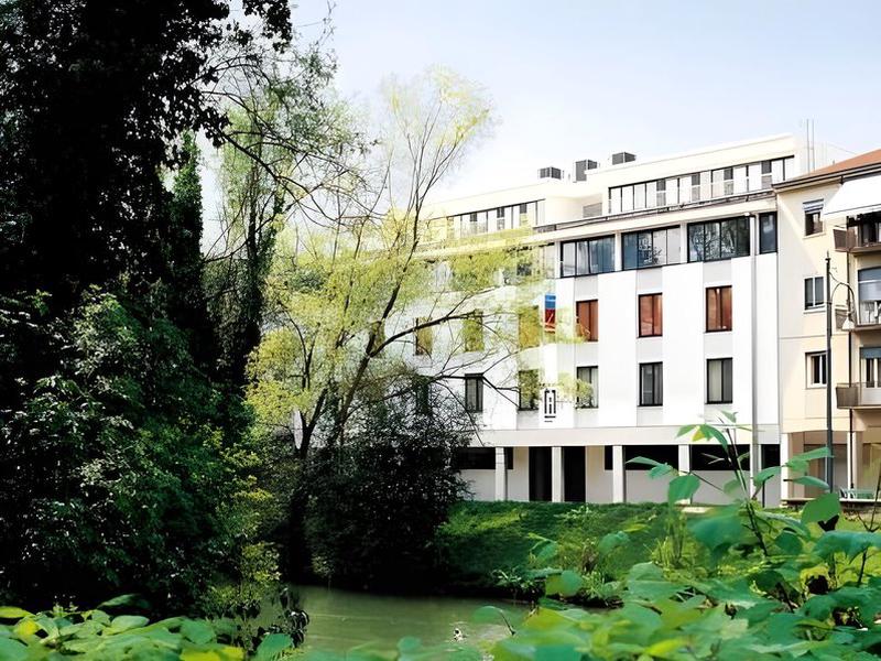 D8C99F91A784C04FD0773FFFB3B95AE1