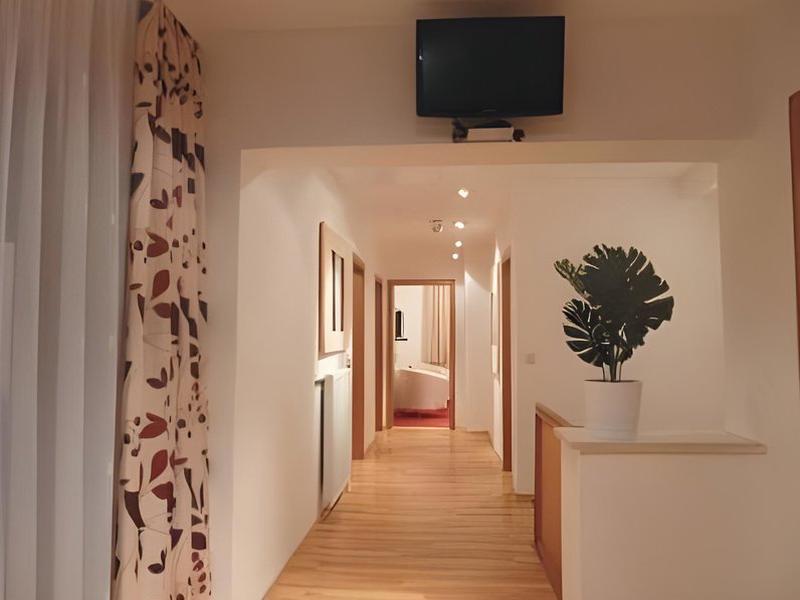 1B57F3E9A0396EDEA5D084CC51715136