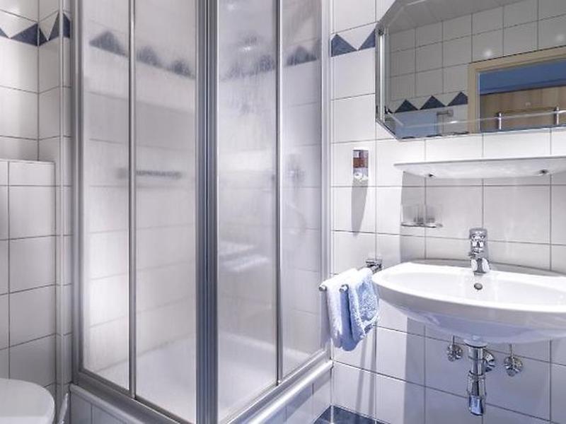 321B56F2E7CC17767E010E21885E3A6E