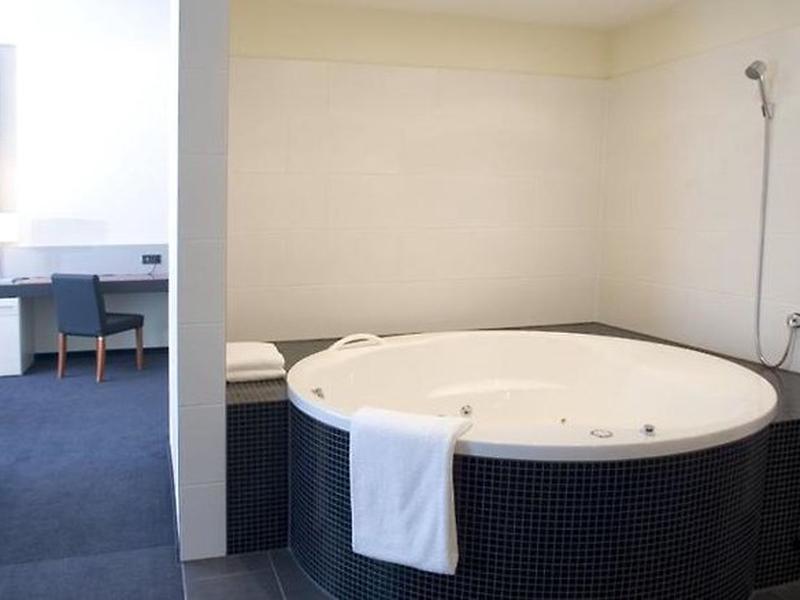 244EF6580B058D7574DA36B18A41A3B0