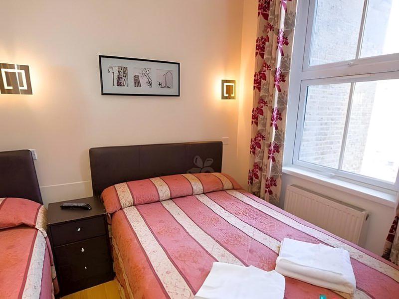 AA542D03F8DBF22F29C8EF6A14F88940