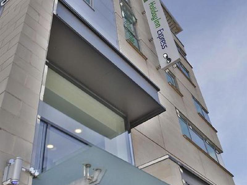 889BAD3D76BB493A8439E059029E4B3B