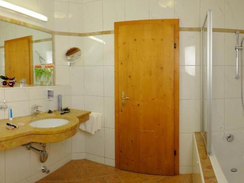 B37F468AD6CEAD324C570FEB2C3103C5