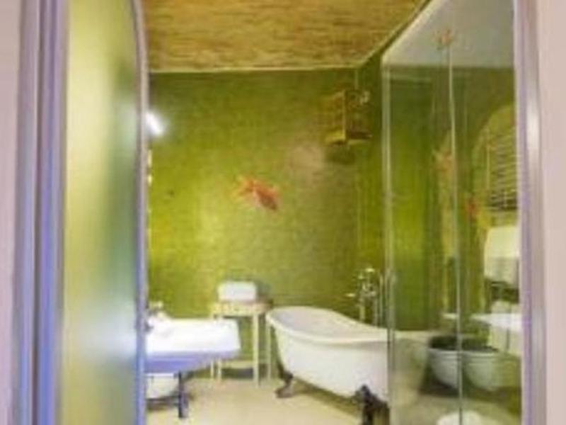 18D3932C8BCBC6C64AFFC2C66B369C04