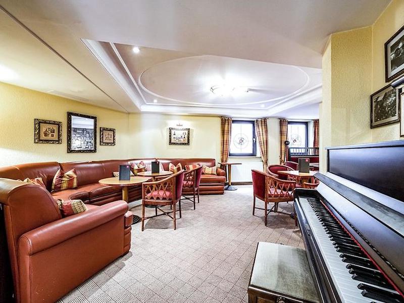 AAA0D5F14402A82333E9965088BC2213