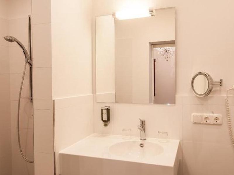 71449B549480A0AA1B6F8256BB96D2E9