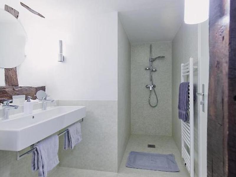 7E5468478A4BDA9927712C9C94F7A4D2