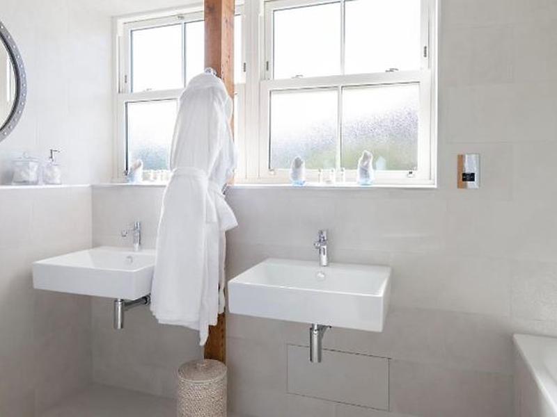 B46E9962299E6A19CD7AFAE7F1EC29F3