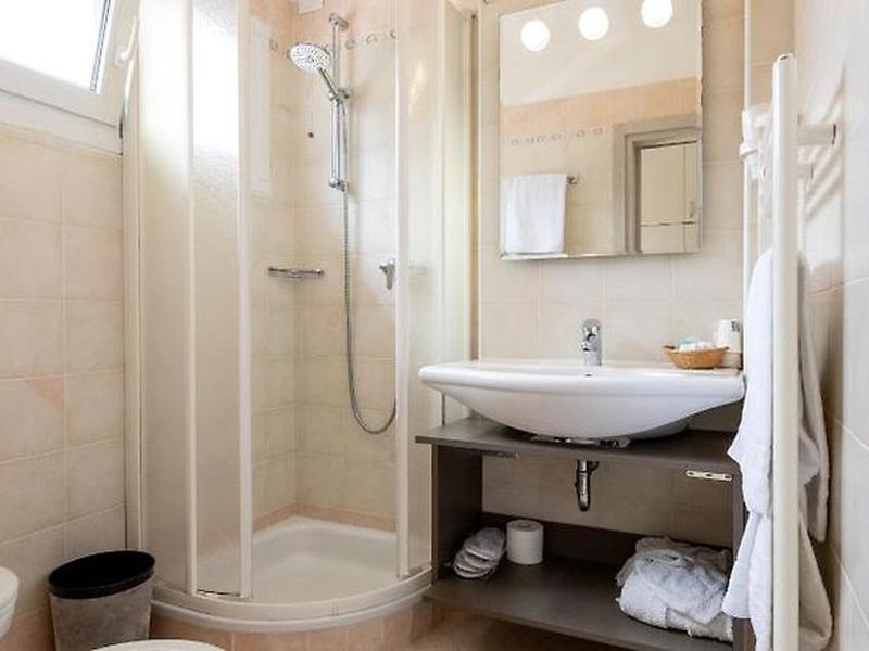 E46EE8F03B654D1A2031CC67CA5D804B