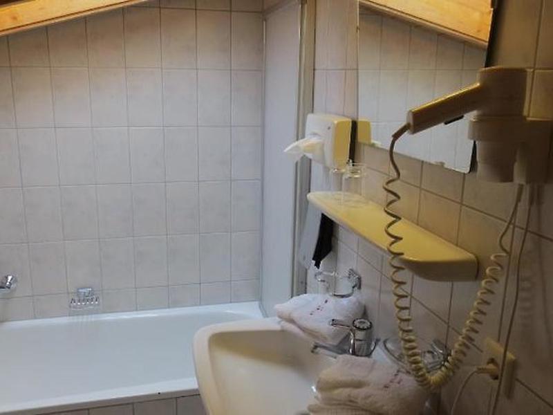 823E47DB5B6E98E0D3AD0E2E9EEFD88B