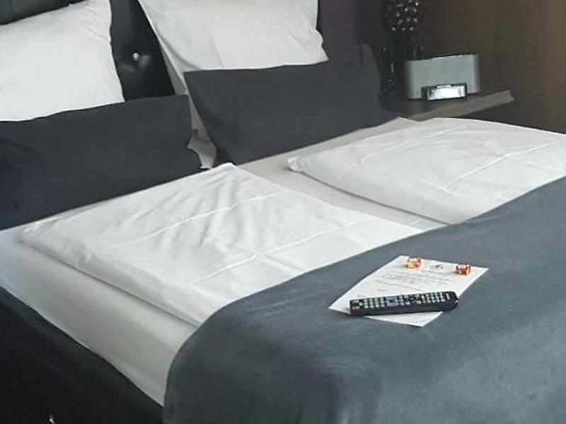 9739ECA5E7A7258493E71DC41E667B84