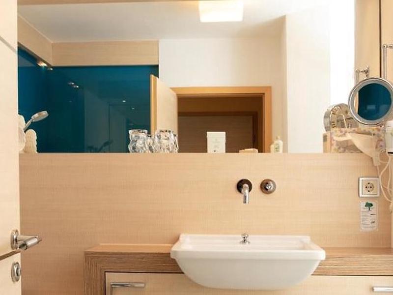 C6D65C0C3DC024E582150C5D1937AF06