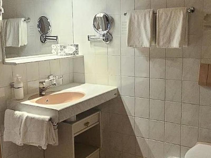 EFADB16B75C9B3AE276B8BE1F19488F4