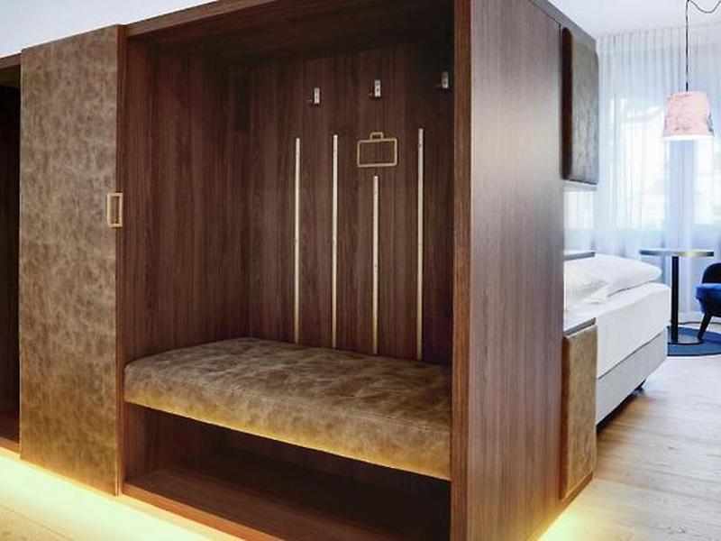 E5B81F04E8CD12F38337BF68FE0F43B7