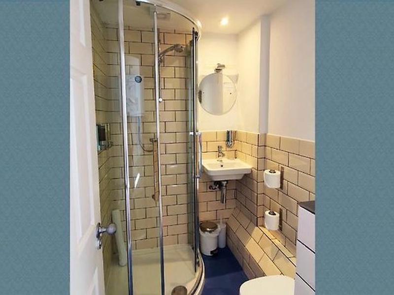 E8A15917D32F5AE5E3D485CA880D815C