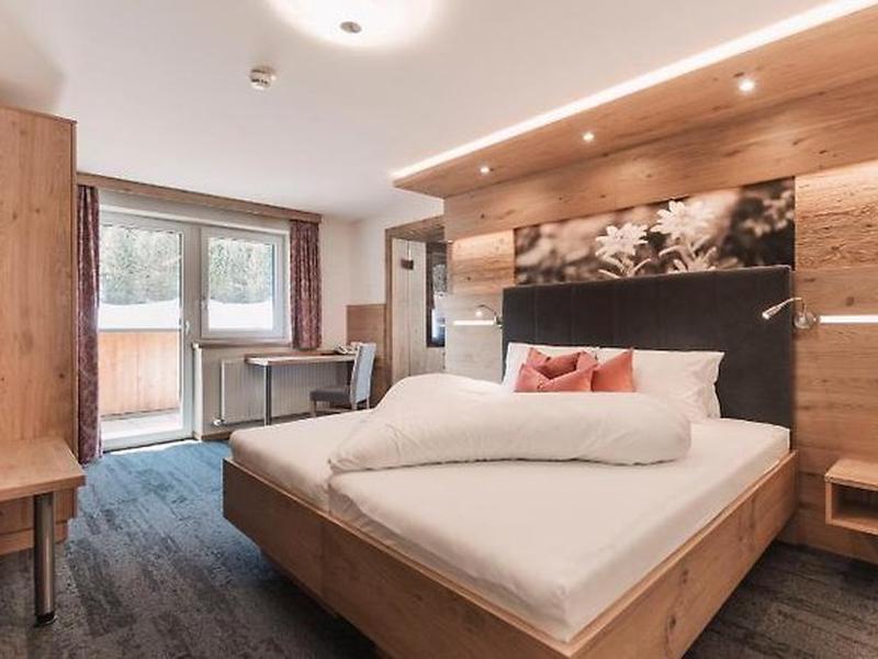 EB0368188A533F1D5EA8F2154C458402