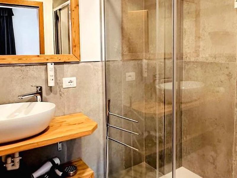 77AE27D61085C706F5C604DD395E9A83