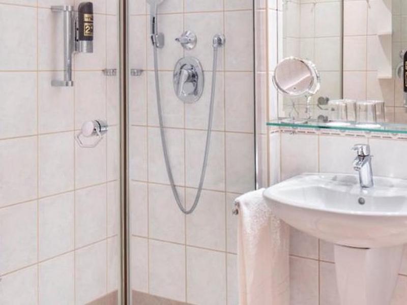 249909F4C15EDB442FBC4B19AB5AC9B1